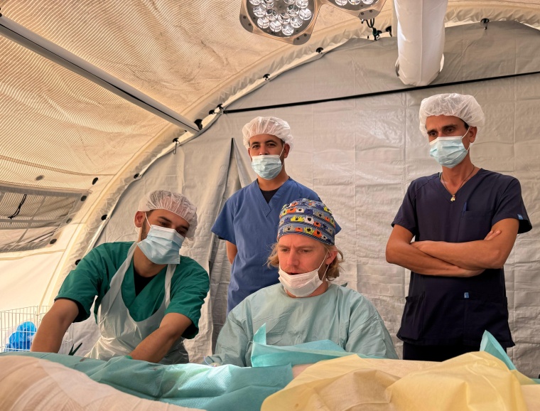 Dr. Jan Wynands operiert mit lokalem medizinischen Personal täglich bis zu...