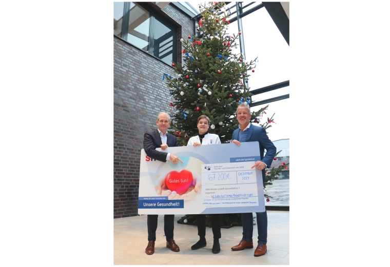 Symbolische X-Mas-2024-Gutes tun!-Scheckübergabe von Prof. Dr. Dr. h.c. mult....