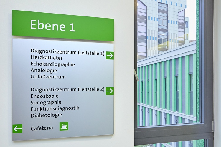 Wegweiser wandmontiert QWA aus dem Schildersystem quintessenz mit separatem...