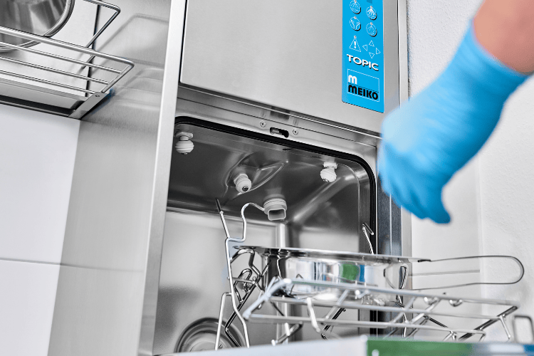 MEIKO TOPIC Desinfektionsgerät beim Beladen Foto: MEIKO