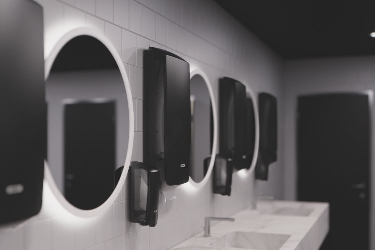 Im modernen Design in Weiß oder Schwarz bietet das Katrin Spenderkonzept...