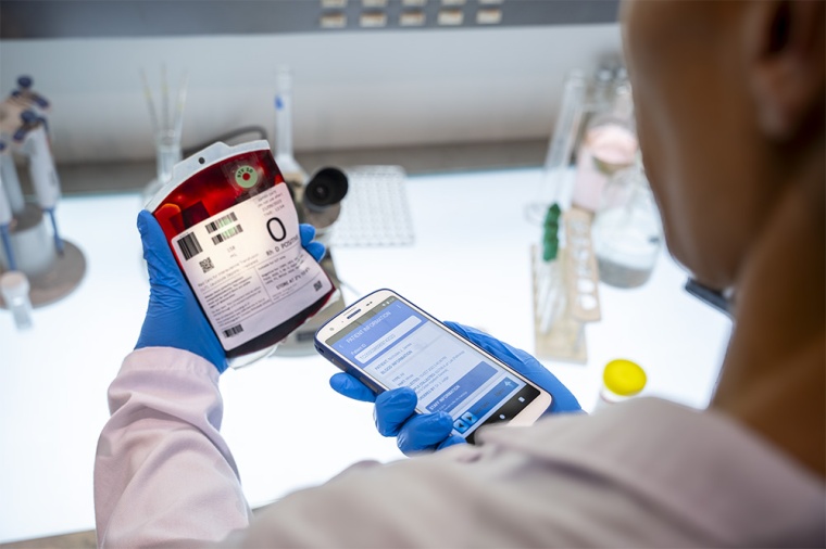 Scan eines Blutbeuteletiketts mit einem MDE-Gerät. Foto: Zebra