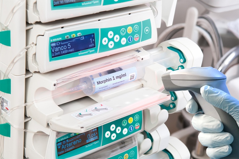Scan eines Spritzenetiketts an Spritzenpumpe mit einem Handscanner. Foto: ICU...