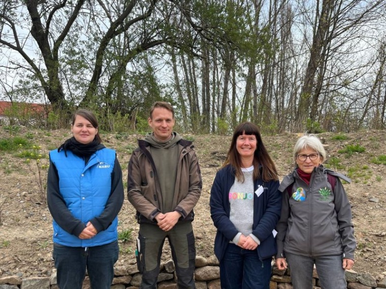 Hospizleiterin Silvia Beckert (2. v. r.) konnte bei der Gartengestaltung und...