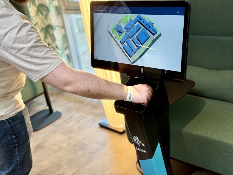 Nach der Anmeldung scannt der Patient sein personalisiertes Armband am Zebra...