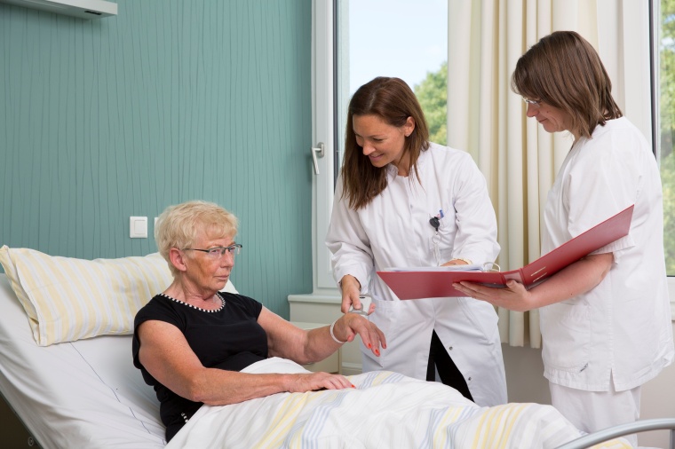 Um größtmögliche Patientensicherheit zu gewährleisten, wird das Armband vor...