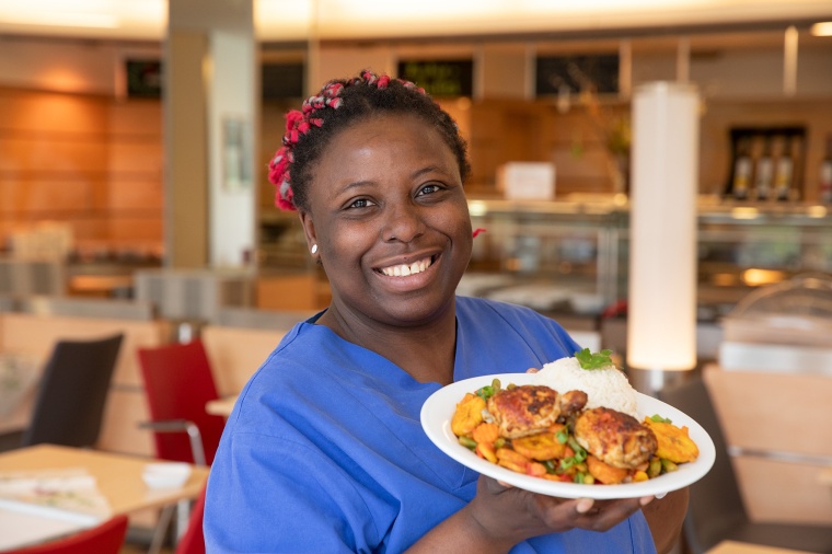 Pflegefachfrau Carole Menga-Njampou aus Kamerun mit Poulet DG Foto: Rotes Kreuz...