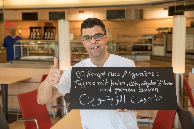 Samir Marouchi vom Küchenteam aus Algerien mit Oliven Tajine Foto: Rotes Kreuz...