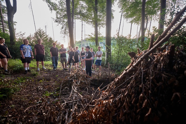 Im Wald zeigte Joey Kelly den jungen Mediziner*innen, wie sie aus Ästen eine...