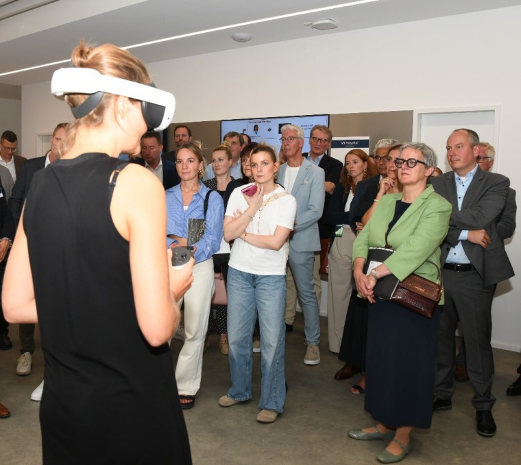 Virtual-Reality-Brillen halten zunehmend Einzug in die Medizin. Bei der...