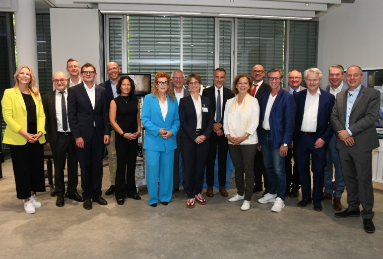 Im Bonn Surgical Technology Center (BOSTER) des UKB erhielten Gäste aus...