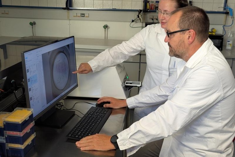 Elke Müller und Dr. Sascha D. Braun vom Leibniz-IPHT und dem InfectoGnostics...