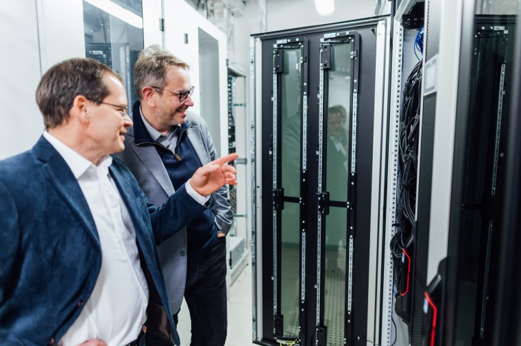 Prof. Dr. Jens Meiler (rechts) und Prof. Dr. Christian Mayr begutachten das...