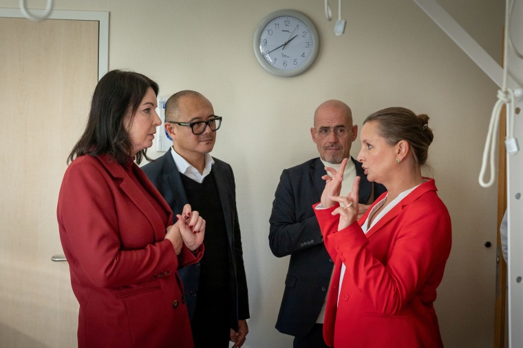 Gesundheitsministerin Britta Müller (l.) besucht den künftigen...