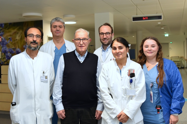Patient Hans-Peter Wetzig (3. v. l.) mit dem Behandlungsteam. V. l.: Dr. Wael...