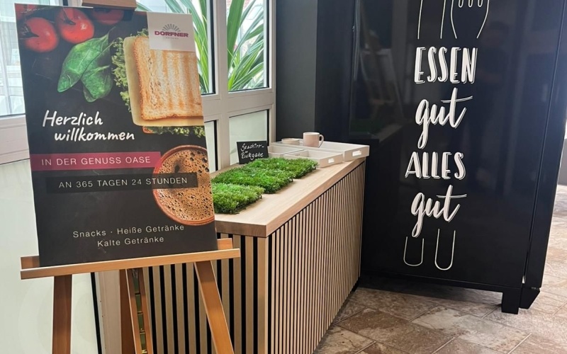 Neben den Buffets halten zwei Kühlschränke ganztägig frische Snacks, Salate...