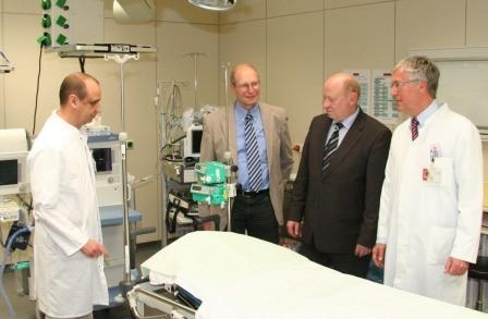 Besichtigung des neues Schockraumes (v.l.n.r.): Prof. Dr. Jörg Engel, Erster...