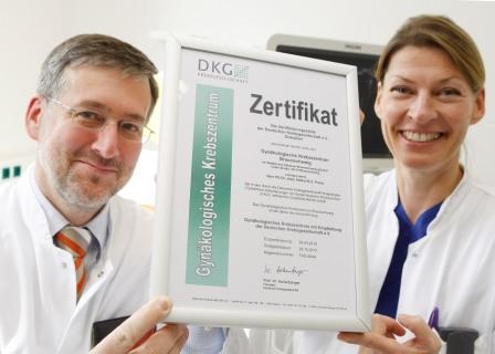 Chefarzt der Frauenklinik PD Dr. Heiko Franz und die Sprecherin des...