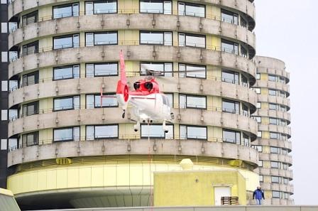 Die in Holzkisten verpackten Bauteile wurden aus der Luft in die Abluftröhren...