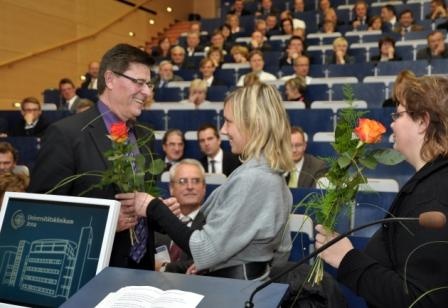 Rudolf Kruse (links im Bild), der Kaufmännischen Vorstand des UKJ, bei seiner...