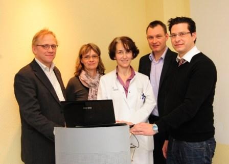 Prof. Dr. Peter Schlenke (2.v.r.) und die Referenten der Fachtagung in...