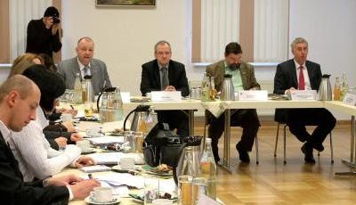 Während der Pressekonferenz in der GLG-Zentrale Eberswalde: Auf dem Podium...