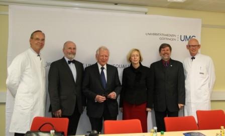 Stellen das neue UniversitätsKrebszentrum Göttingen vor (v.l.n.r.): Die...