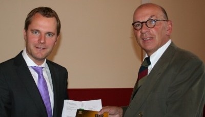 Bundesgesundheitsminister Daniel Bahr (l.) und Prof. Dr. Hugo Van Aken,...