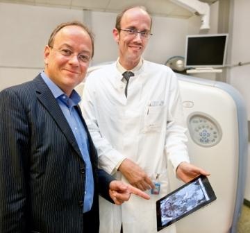 Dr. Andreas Tecklenburg (links) und Prof. Dr. Frank Wacker, wie sie auf einem...