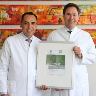 Der leitende. Oberarzt PD Dr. Ayman Agha (links) und Klinik Direktor Prof. Dr....