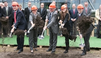 Erster Spatenstich: Staatssekretär Marco Tullner, Pflegedirektorin Susann...