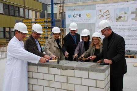 Der erste Spatenstich für den Neubau der Radiologieerweiterung ist...