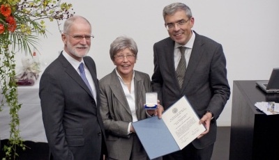 Im Rahmen Ihrer feierlichen Verabschiedung wurde Renate Schülke-Schmitt von...