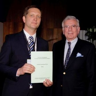 PD Dr. Justus Gille (li.) erhält den Herbert-Lauterbach-Preis von Prof. Dr....