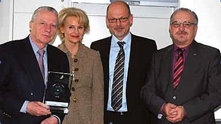 Freuen sich über den Green+ Hospital Award (v.l.n.r.): Herr Prof. Dr. Dr....