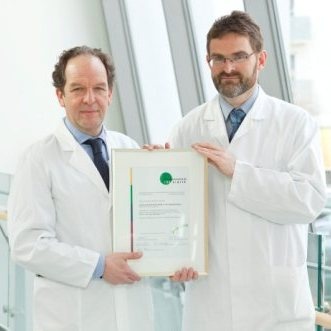 Prof. Dr. Klaus-Michael Debatin und Prof. Dr. Helmut Hummler mit dem...