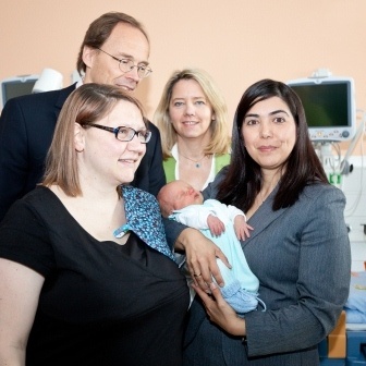 Der kleine Anton Gabriel Weemeyer, gemeinsam mit seiner Mutter Carolin, Prof....