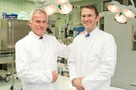 Der alte und der neue Chefarzt der Klinik für Unfallchirurgie und Orthopädie...
