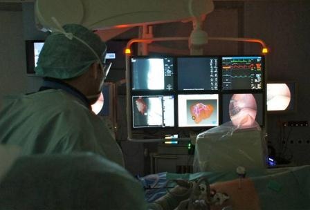 Chirurg operiert mit Computer- und Roboterunterstützung im integrierten...