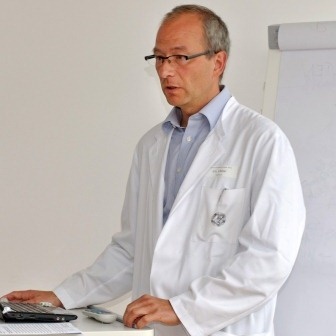 Dr. Winfried Meißner leitet die europaweite Studie PAIN-OUT (Foto: UKJ/Szabo).