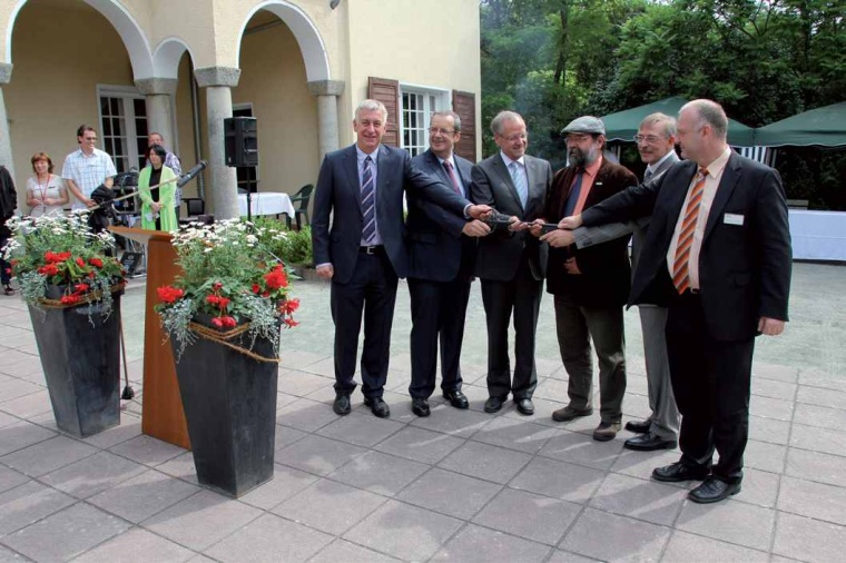 Gruppenbild mit Schlüssel – GLG-Geschäftsführer Matthias Lauterbach,...
