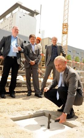 Vorn: Prof. Dr. P. Bartenstein (Direktor Klinik für Nuklearmedizin), hinten...