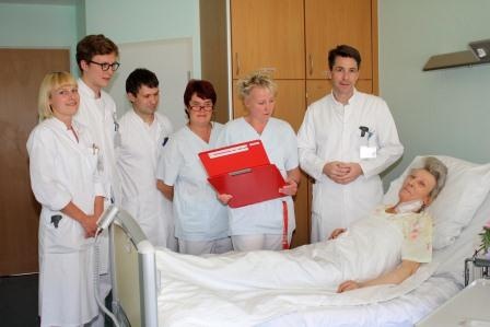 Das Team der Gefäßchirurgie unter Leitung von Oberarzt Dr. Fellmer (ganz...