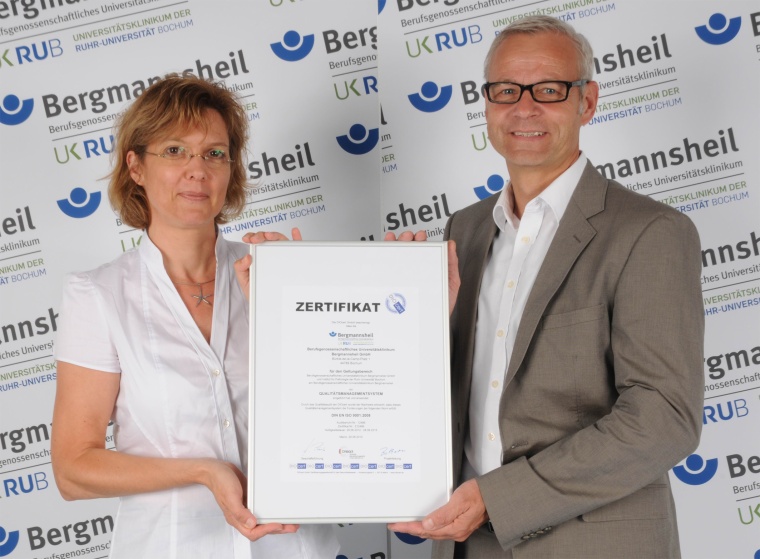 Qualitätsmanagerin Ulrike Hey mit Geschäftsführer Clemens Maurer (Bild: V....