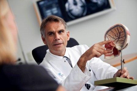 Prof. Dr. Walter Stummer und sein Team vom Hirntumorzentrum am UKM koordinieren...