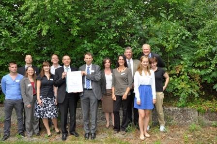 Lutz Böttcher (Mitte links) überreicht Thomas Melosch (Mitte rechts) im...