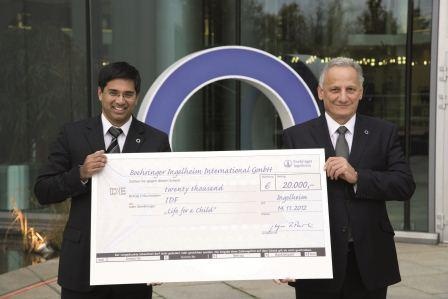 Glyn Parkin (rechts, Corporate Vice President PM Marketing Metabolism),...