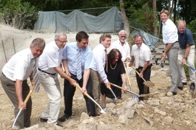 Viele helfende Hände beim feierlichen ersten Spatenstich für das Sternstunden...