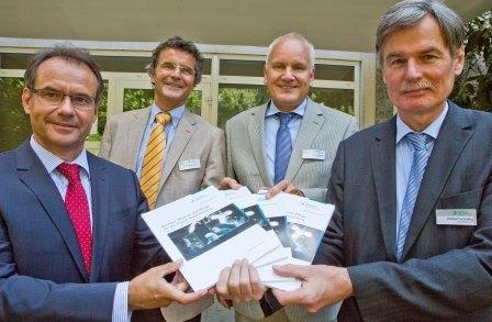 Aufsichtsratsvorsitzender Ulrich Markurth, Ärztlicher Direktor Professor Horst...