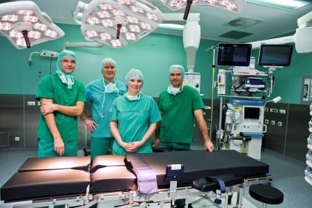 Die Ausstattung des neuen Operationssaales stellen vor: (v.l.n.r.) Ärztlicher...
